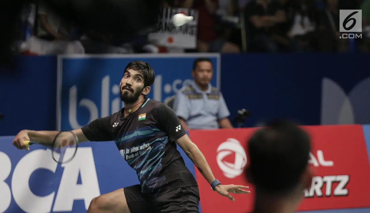 Tunggal Putra India Kidambi Srikanth saat berlaga melawan tunggal putra Jepang Kazumasa Sakai dalam kejuaraan final BCA Indonesia Open 2017 di Jakarta, Minggu (18/6). Kidambi Srikanth menang dengan skor 21-11, 21-19. (Liputan6.com/Faizal Fanani)