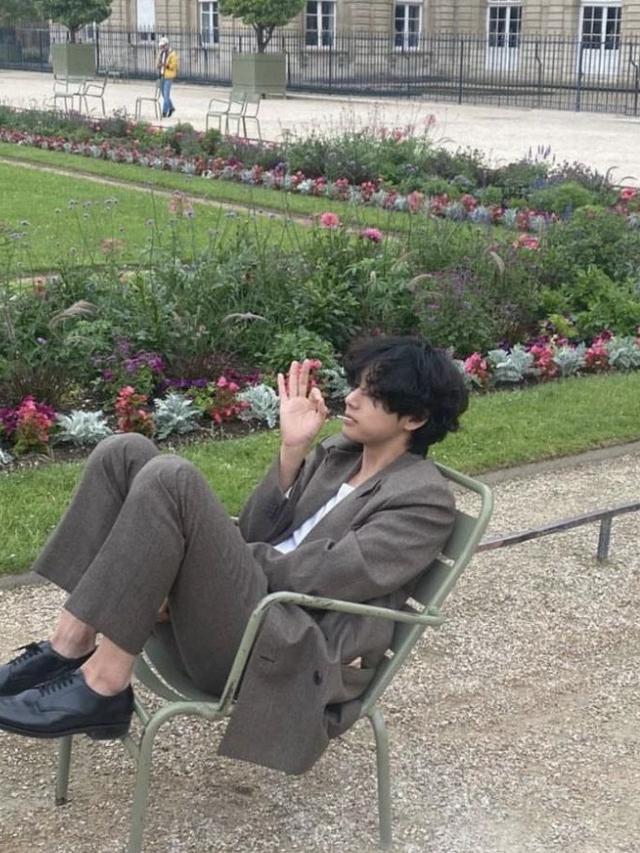 Tampilan Kim Taehyung aka V BTS Selama di Paris,credit: Instagram @thv