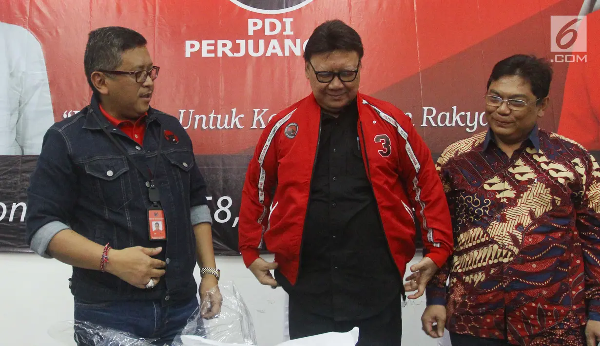 Mendagri Tjahjo Kumolo (tengah) bersama Sekjen PDIP Hasto Kristiyanto usai memberi keterangan terkait persiapan HUT ke-46 PDIP, Jakarta, Kamis (3/1). HUT PDIP akan dilaksanakan berbarengan dengan Rakornas 10 Januari. (Liputan6.com/Helmi Fithriansyah)