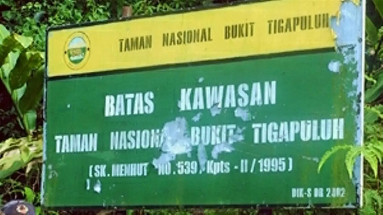 Plang perbatasan Taman Nasional Bukit Tiga Puluh di Riau.