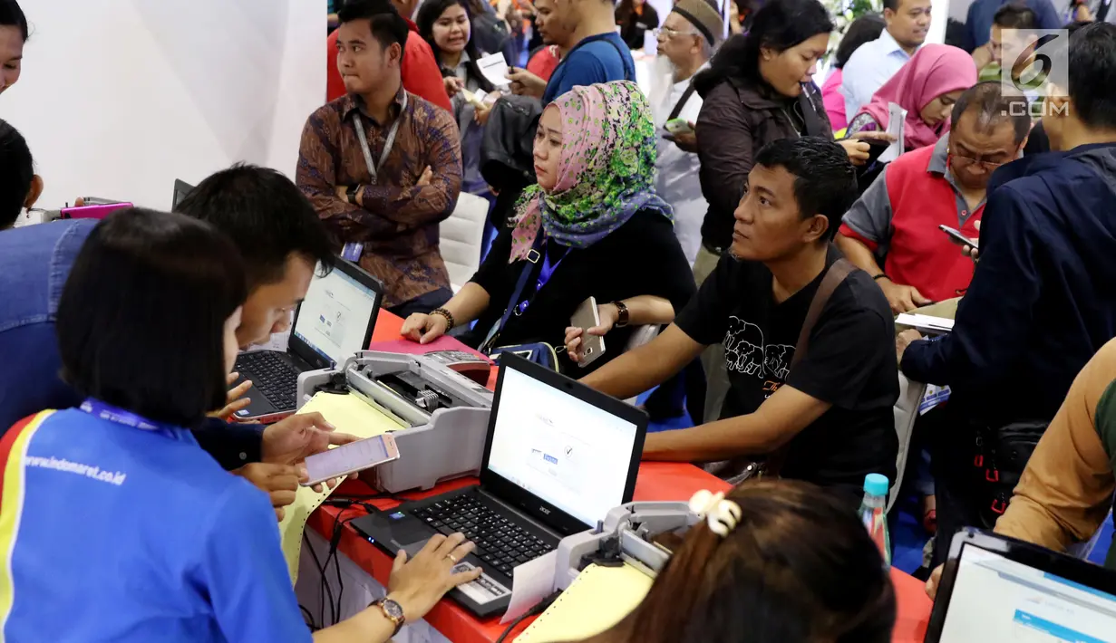 Pengunjung memadati acara KAI Travel Fair 2017 di Jakarta Convention Center, Jakarta Pusat, Sabtu (29/7). Acara Travel Fair pertama PT KAI ini digelar 29-30 Juli 2017 dengan harga tiket masuk untuk pengunjung sebesar Rp 10.000. (Liputan6.com/Angga Yuniar)
