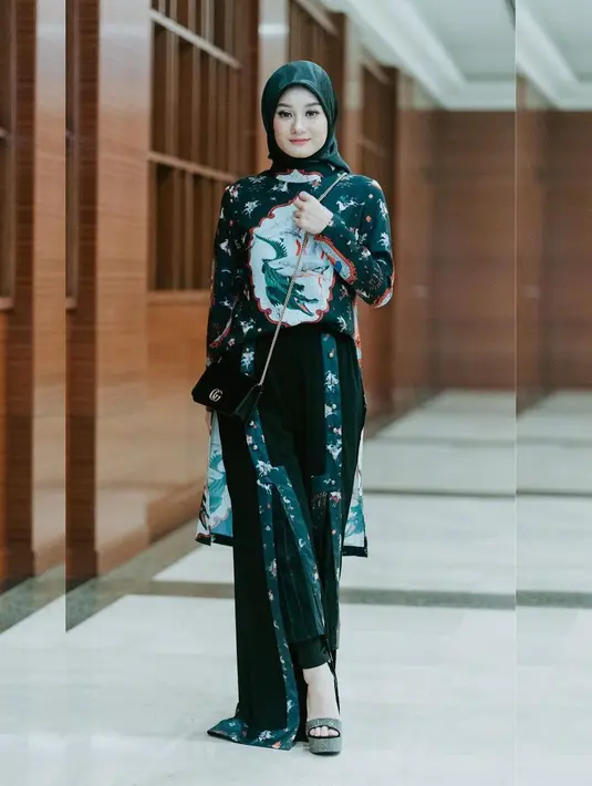 "Empat tahun ayah dirawat seminggu dua kali dirawat. Sesempatnya selagi aku nggak syuting aku antar, terus aku lanjut kerja dan pulangnya jemput. Mama yang nemenin biasanya," sambung Dinda Hauw. (Instagram/dindahw)