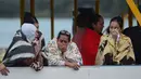 Reaksi korban selamat dari insiden tenggelamnya kapal wisata Almirante di sebuah waduk, Kolombia barat daya, Minggu (25/6). Sesaat setelah kejadian, kapal-kapal wisata di sekitarnya berdatangan memberi pertolongan. (AP Photo/Luis Benavides)