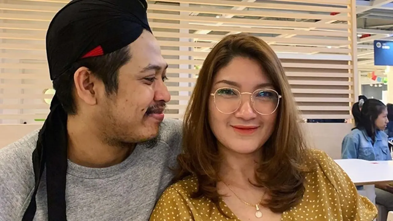 7 Pesona Istri Para Pelawak Tanah Air, Cantik dan Memesona - Hot