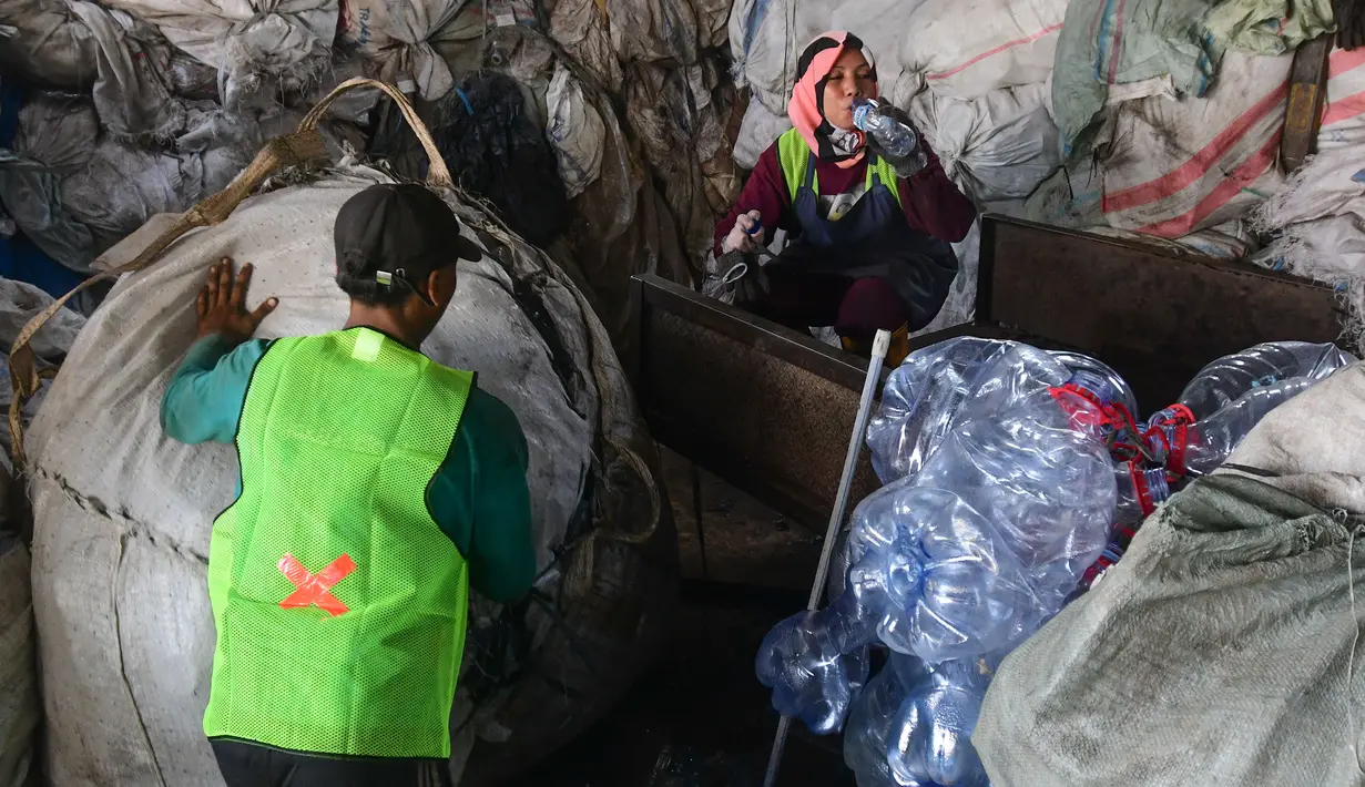 Sekitar 100 hingga 120 ton cacahan plastik dihasilkan di koperasi ini dalam satu bulannya dengan harga jual Rp12 ribu/kg. (merdeka.com/Arie Basuki)