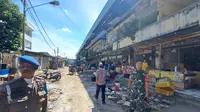 Lebih dari 500 pedagang masih bertahan dari relokasi Pasar Anyar, Kota Tangerang. Pasalnya, mereka mengaku tidak ada kesepakatan yang jelas soal retribusi di tempat relokasi dan juga tempat relokasi yang dipisah.