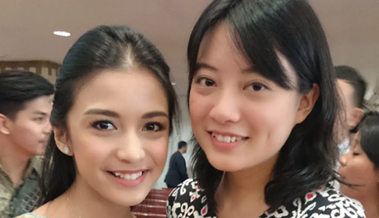 Cara tersenyum dari Chelsea Olivia dan Leony pun sebelas dua belas. Banyak warganet mengira kedua artis ini memiliki hubungan darah. Nyatanya, keduanya memang tak ada hubungan darah namun memiliki wajah yang serupa. (Liputan6.com/IG/chelseaoliviaa/leonyvh)