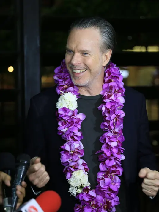 Meski telah menempuh perjalanan sehari semalam, pemilik 8 lagu studio itu tampak ceria. Dengan senyum ramah, ia menyapa dan menyalami awak media yang telah menunggunya. (Adrian Putra/Bintang.com)