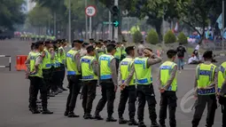 Sejumlah petugas kepolisian berjaga saat peringatan Hari Buruh (May Day) di depan Istana Merdeka, Jakarta, Jumat (1/5/2015). Penjagaan dilakukan untuk mengantisipasi aksi buruh saat perayaan hari Buruh Internasional (May Day). (Liputan6.com/Faizal Fanani)