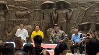 (Dari kiri ke kanan) Gubernur NTB Zulkieflimansyah, Ketua Umum IMI Pusat Bambang Soesatyo, Menpora RI Dito Ariotedjo, dan&nbsp;Deputi Bidang Produk Wisata dan Penyelenggara Kegiatan Kemenparekraf Vinsensius Jemadu saat hadir dalam&nbsp;konferensi pers peresmian MXGP Indonesia 2023 di Aula Sarinah, Jakarta, Sabtu (13/5/2023). (Liputan6.com/Melinda Indrasari)