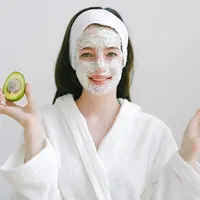 Ilustrasi remaja yang memakai masker alpukat agar kulit menjadi glowing. Credits: pexels.com by Anna Shvets