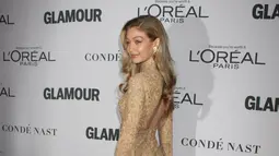 Model Gigi Hadid berpose untuk fotografer di karpet merah Glamour Women Of The Year 2017 di Brooklyn, New York, Senin (13/11). Wanita 22 tahun itu mengayunkan gaun turtleneck dengan lengan panjang yang mengalir dan pola rumit. (Evan Agostini/Invision/AP)