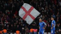 Ekspresi pemain Timnas Italia, Federico Dimarco (kiri) dan Stephan El Shaarawy dalam laga lanjutan Kualifikasi Euro 2024 yang digelar di Wembley, London pada Rabu (18/10/2023) dini hari WIB. (AFP/Adrian Dennis)