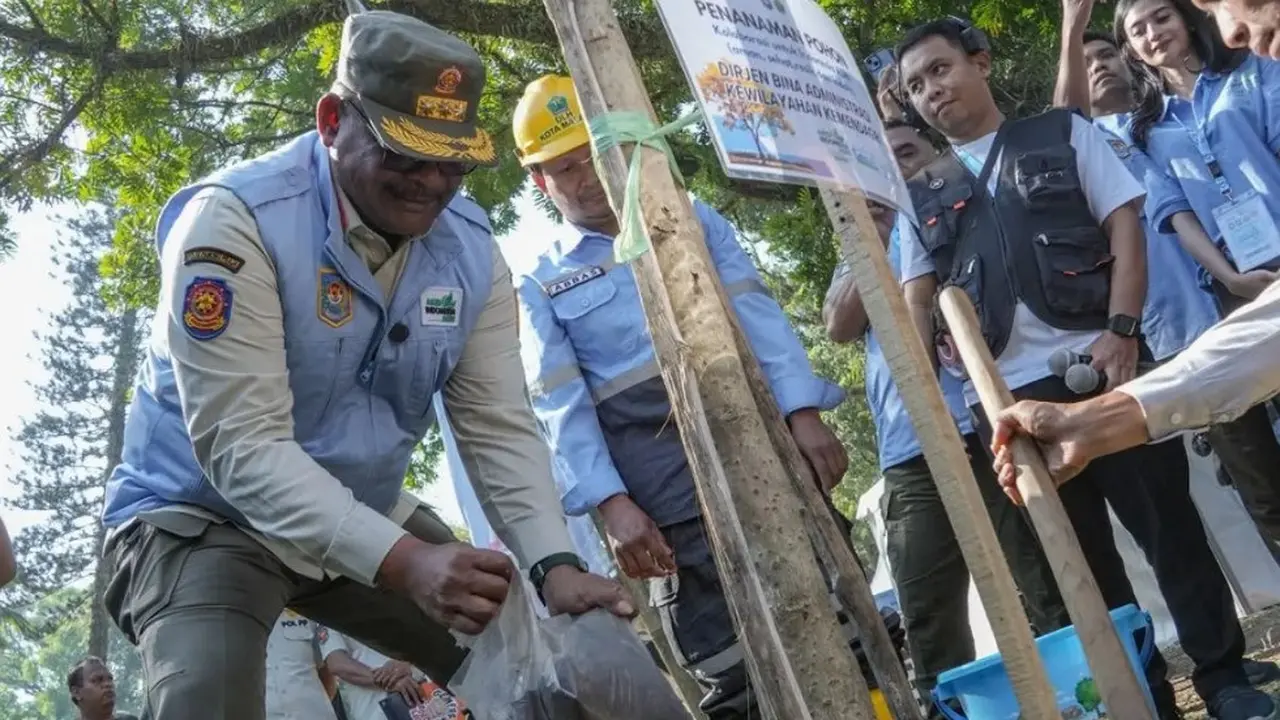 Direktur Jenderal Bina Administrasi Kewilayahan (Adwil) Kemendagri Safrizal Zakaria Ali menanam pohon sebagai bagian dari aksi Gerakan Indonesia ASRI.