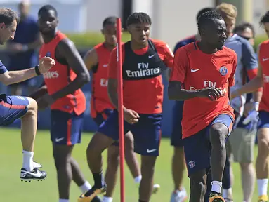 Gelandang PSG, Blaise Matuidi, bersama rekan-rekannya berlatih di Miami Shores, Florida, Senin (17/7/2017). PSG bersiap menghadapi turnamen International Champions Cup. (AP/Carl Juste)