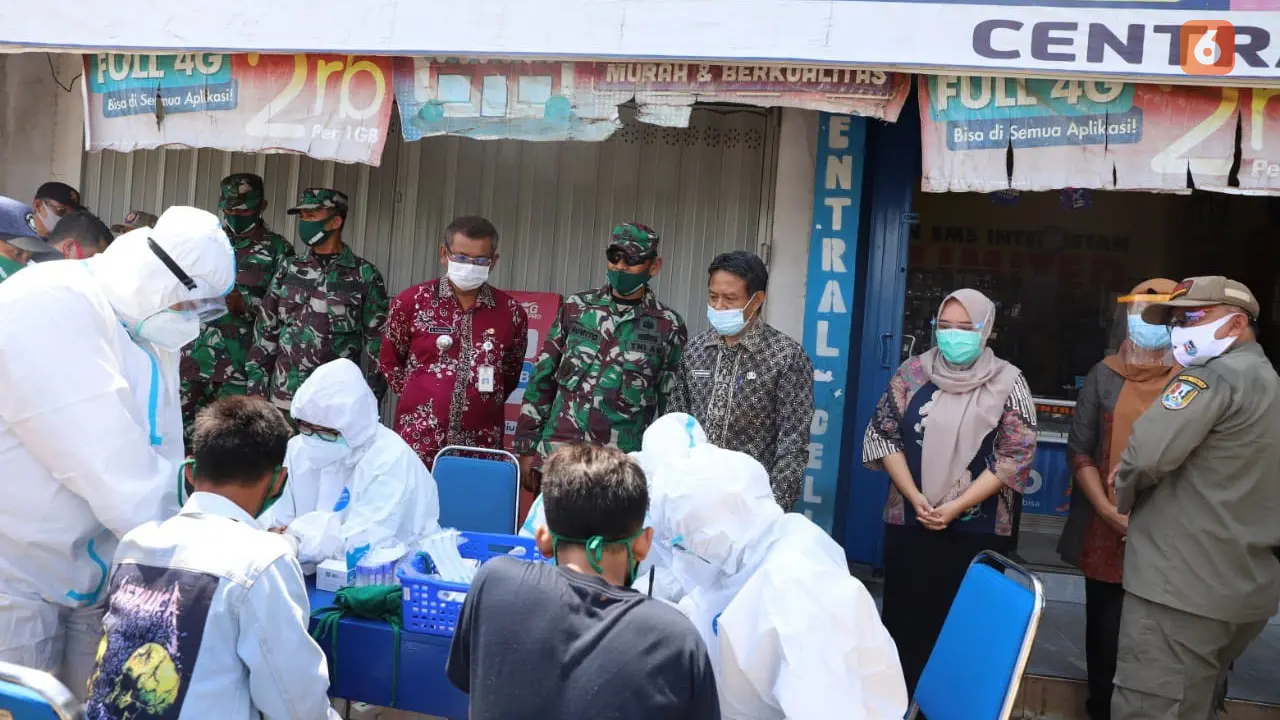 Petugas melakukan rapid test guna memutus mata rantai penyebaran Covid-19 (Liputan6.com/Ahmad Adirin)