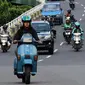 Bukan cuma suka, gadis yang tinggal di Tanjung Priok ini benar-benar pakai Vespa klasiknya setiap hari. (Otosia)