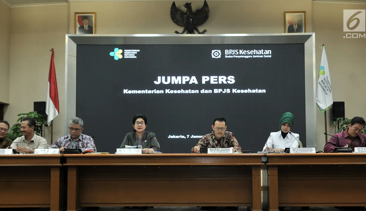 Menkes Nila Moeloek didampingi Dirut BPJS Kesehatan Fachmi Idris beserta jajaran saat menggelar konpers terkait pemutusan kerjasama antara rumah sakit yang belum terakreditasi dan BPJS Kesehatan di Jakarta, Senin (7/1). (Merdeka.com/Iqbal S. Nugroho)