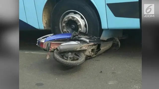 VIDEO: Nekat Potong Jalur, Motor Hampir Dilindas Bus