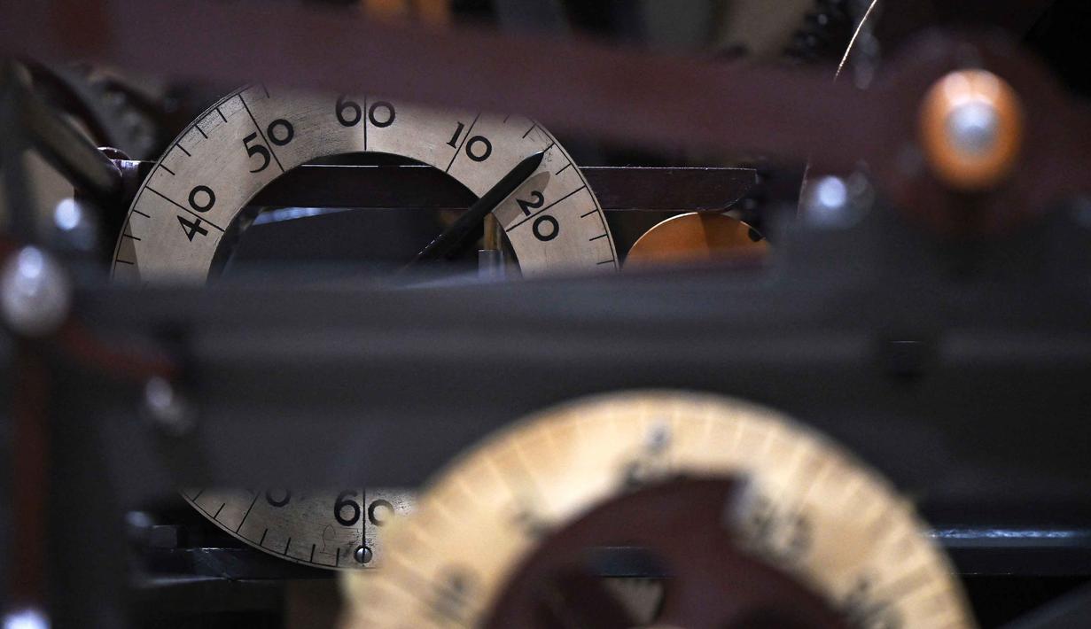 Dan, pada saat perbaikan besar, mesin jam dihentikan sementara. (Justin TALLIS/AFP)