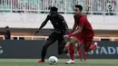 Gelandang Tira Persikabo, Osas Saha, berebut bola dengan bek Kalteng Putra, Dendi Agustan, pada laga Shopee Liga 1 di Stadion Pakansari, Bogor, Jumat (26/7). Tira Persikabo menang 5-2 atas Kalteng. (Bola.com/Yoppy Renato)