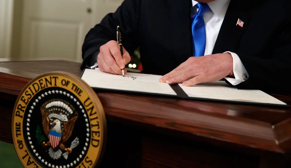 Presiden AS Donald Trump menandatangani dokumen pengumuman Yerusalem sebagai ibukota Israel di Ruang Penerimaan Diplomatik Gedung Putih, Washington, Rabu (6/12). (AP Photo / Evan Vucci)