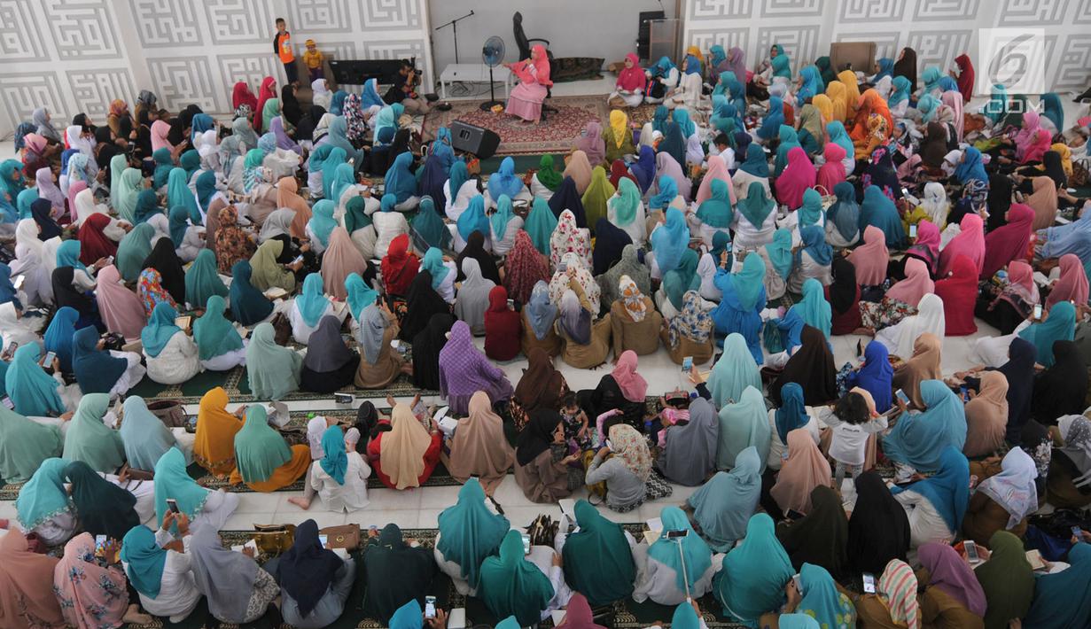 Suasana tausiah pendakwah Dedeh Rosidah  atau lebih dikenal Mamah Dede mengenai Musibah di Indonesia di Masjid al i'tisom, Ciputat, Senin (15/10). Tausiah ini dihadiri ribuan jamaah dari berbagai daerah. (Merdeka.com/Arie Basuki)