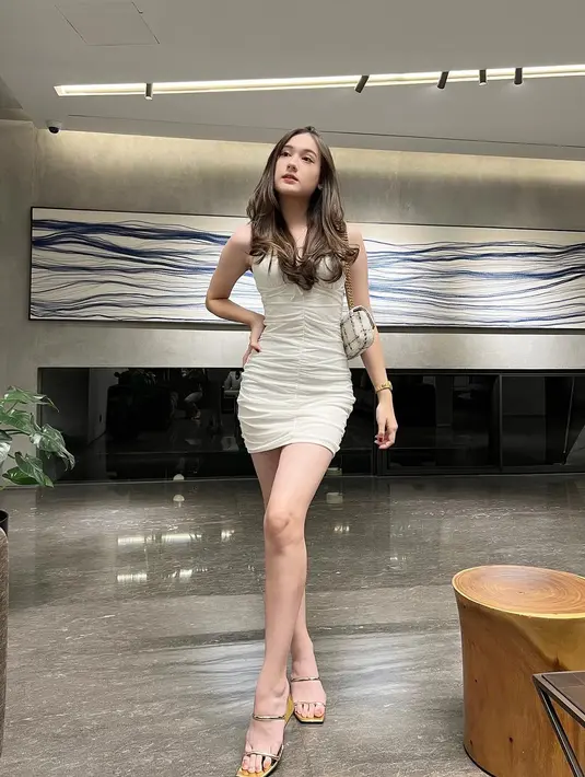 Pesona Laura Moane memang luar biasa. Dengan paras bule, kulit putih yang cantik, pilihan outfitnya pun menunjang keseluruhan penampilannya. Di foto ini, Laura kembali mengenakan outfit berwarna putih, drappery mini dress, yang dipasangkannya dengan mini bag senada. [Foto: Instagram/its_lauramoane2]