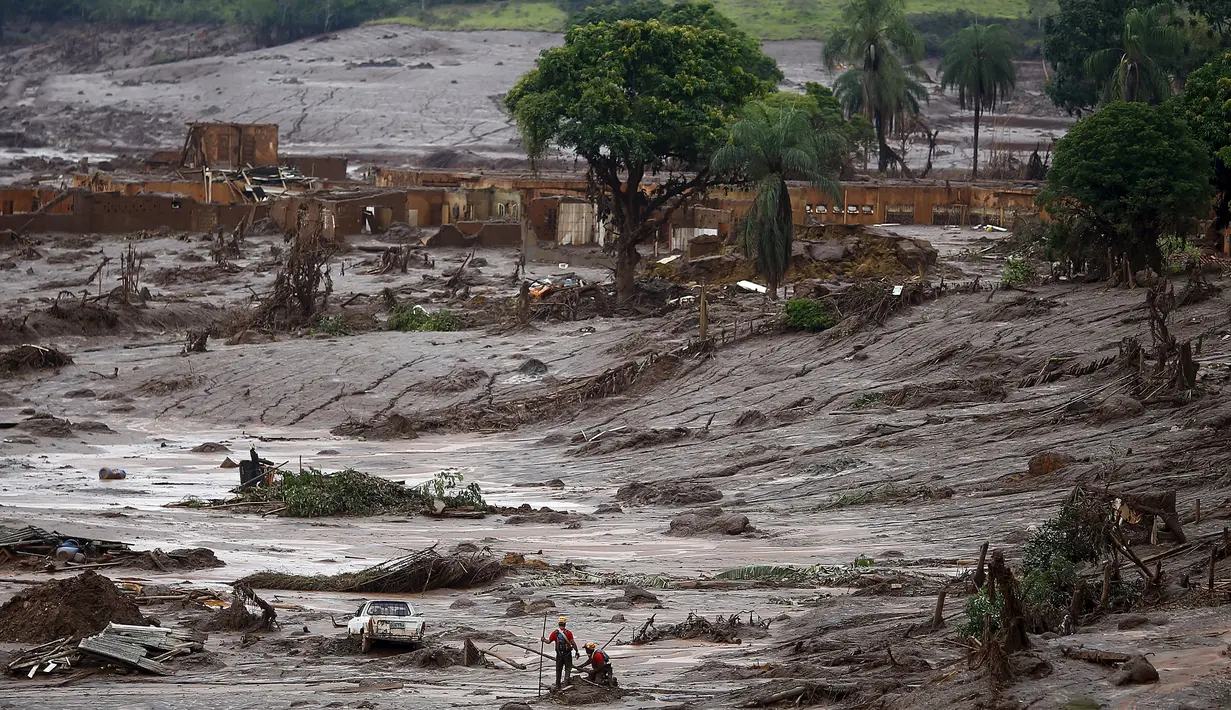 Suasanan  kota Bento Rodrigues pasca disapu luapan lumpur akibat bocornya bendungan di  kawasan Mariana, Brazil, (8/11/2015).  Dua orang tewas dan puluhan orang hilang akibat peristiwa ini. (REUTERS/Ricardo Moraes)