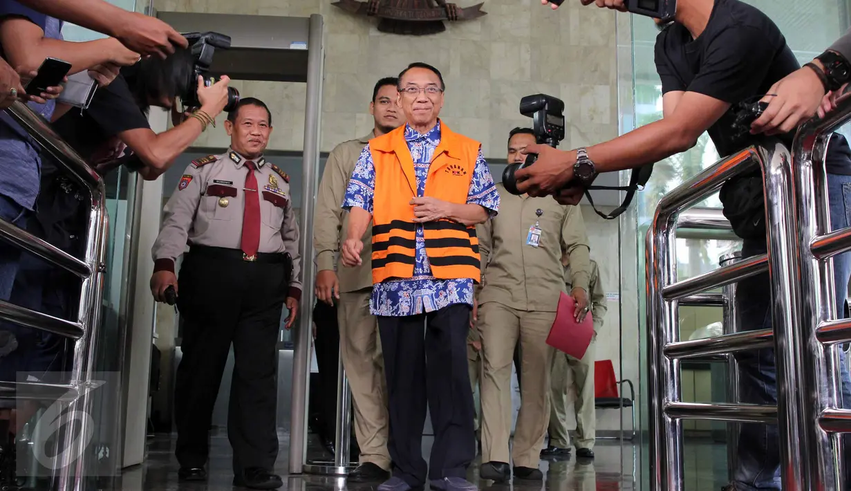 Mantan Menteri ESDM, Jero Wacik berjalan keluar Gedung KPK, Jakarta, Selasa (23/6/2015). Jero diperiksa sebagai tersangka dalam kasus korupsi di Kementerian Kebudayaan dan Pariwisata yang pernah dipimpinnya. (Liputan6.com/Helmi Afandi)