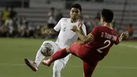 Bek Timnas Indonesia U-22, Asnawi Mangkualam, berusaha merebut bola saat melawan Vietnam U-22 pada laga SEA Games 2019 di Stadion Rizal Memorial, Manila, Minggu (1/12). Indonesia kalah 1-2 dari Vietnam. (Bola.com/M Iqbal Ichsan)