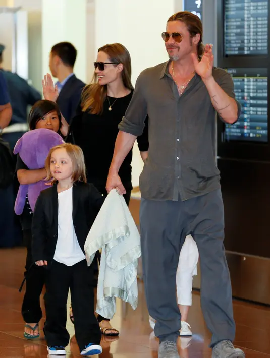 Tato tersebut adalah sebuah salib dengan huruf A di satu sisi. Sisi lainnya memuat inisial keenam anak mereka, MPZSVK, Maddox, Pax, Zahara, Sholih, Vivienne, dan Knox. (Bintang/APE)