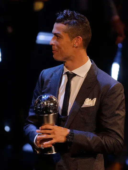 Bintang Real Madrid, Cristiano Ronaldo meraih penghargaan pemain terbaik dalam acara The Best FIFA Football Awards 2017 di London, Senin (23/10). Ronaldo sukses mempertahankan gelar The Best FIFA Men's Player yang diraihnya tahun lalu. (AP/Alastair Grant)