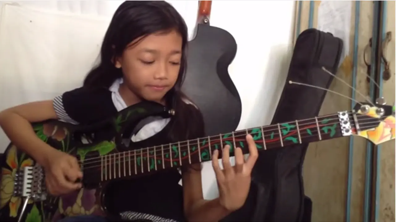 Pintar Bermain Gitar Listrik, Bocah Ini Bikin Kagum Netizen Dunia