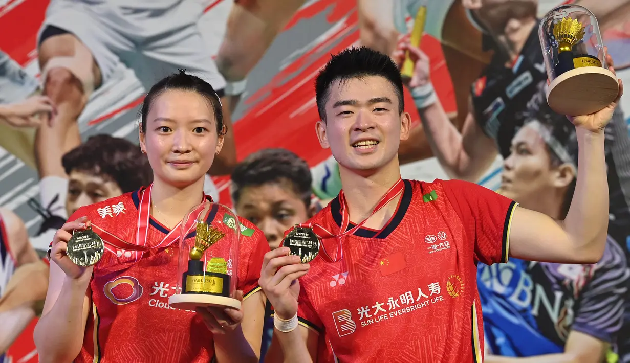Zheng/Huang meraih gelar juara ketiganya pada 2022 di turnamen Indonesia Masters 2022. Menariknya, mereka hanya kalah satu gim hingga partai final. Zheng/Huang sukses mengalahkan pasangan Prancis, Thom Gicquel/Delphine Delrue dua set langsung dengan skor 21-13 dan 21-14. (AFP/Adek Berry)