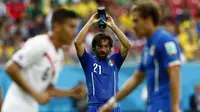 Pemain Timnas Italia, Andrea Pirlo (tengah) mendinginkan kepala akibat panasnya suhu udara di Stadion Pernambuco, Recife, Brasil, (20/6/2014), saat berlaga di babak penyisihan Piala Dunia 2014 Grup D.(REUTERS/Dominic Ebenbichler) 