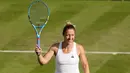 Petenis Prancis, Pauline Parmentier tersenyum usai mengalahkan petenis Rusia, Maria Sharapova dalam pertandingan tunggal putri di hari kedua Wimbledon Tennis Championships di London, Inggris (2/7/2019). Sharapova takluk atas Parmentier 6-4, (4) 6-7, 0-5. (AP Photo/Tim Irlandia)