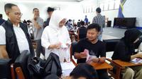 Komisi Pemilihan Umum Daerah (KPUD) Garut, Jawa Barat, mulai melakukan sortir dan pelipatan (Sorlip) sekitar 4 juta lembar suara, yang akan digunakan dalam pencoblosan Pilkada Garut 2024. (Liputan6.com/Jayadi Supriadin)
