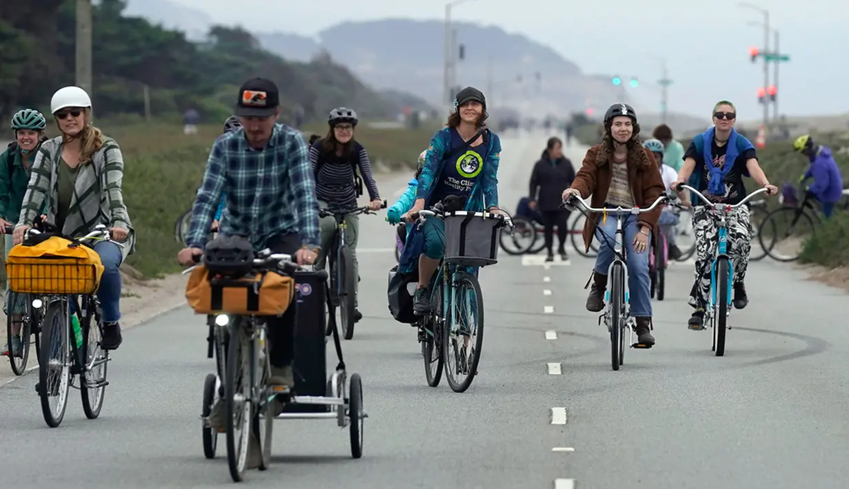 Pengendara sepeda bersepeda di Great Highway saat mengikuti Ride to End Fossil Fuels yang diselenggarakan oleh Kristin Tieche (tengah) dari Climate Reality Project di San Francisco, Amerika Serikat, Jumat (15/9/2023). Global Climate Strike 2023 dapat menjadi salah satu aksi iklim internasional terbesar sejak pandemi COVID-19. (AP Photo/Jeff Chiu)