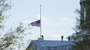Bendera Amerika Serikat di Capitol AS diturunkan menjadi setengah tiang untuk menghormati petugas polisi William Evans yang tewas setelah seorang pria menabrakkan mobilnya ke dua petugas di barikade luar Gedung Capitol AS, Washington, Amerika Serikat, Jumat (2/4/2021). (AP Photo/Alex Brandon)