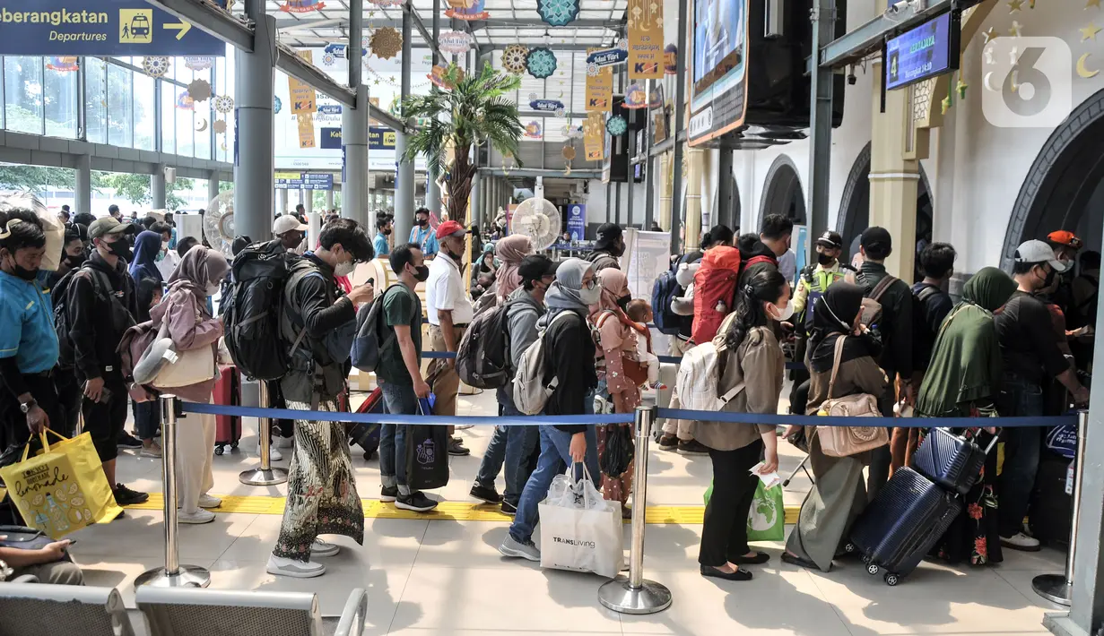 Calon penumpang antre memasuki peron kereta api jarak jauh di Stasiun Pasar Senen, Jakarta, Rabu (19/4/2023). (merdeka.com/Iqbal S. Nugroho)