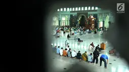 Beragam kegiatan warga di dalam Masjid Raya Al-A'zhom saat Ramadan, Tangerang, Selasa (30/5). Masjid ini dibangun di atas lahan seluas 2,25 hektare dengan luas bangunan 5.775 m2 serta lahan parkir 14.000 m2. (Liputan6.com/Helmi Afandi)