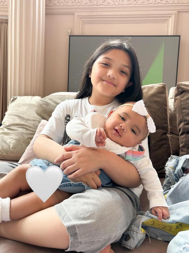 Potret Arsy saat momong Baby Azura (Sumber: Instagram/@quenarsy)