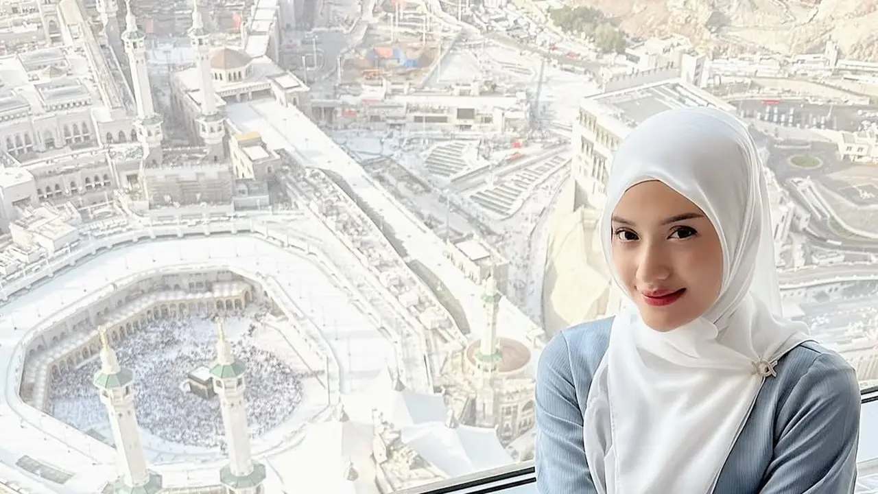 Anggun dan Menyejukkan, Ini Gaya Anissa Aziza Saat Jalani Umrah di Makkah