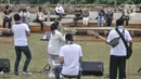 Pengunjung menikmati pertunjukkan musik di ruang terbuka Taman Ismail Marzuki (TIM), Jakarta, Senin (26/9/2022). Pasca resmi dibuka untuk publik, Taman Ismail Marzuki menjadi destinasi baru bagi warga Ibu Kota sebagai tempat berinteraksi dari berbagai kalangan guna menikmati ruang terbuka, pertunjukkan seni dan kebudayaan. (merdeka.com/Iqbal S Nugroho)