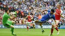 Kiper Arsenal, David Ospina, berusaha menghalau tendangan striker Chelsea, Diego Costa pada laga final Piala FA di Stadion Wembley, Sabtu (27/5/2017). Arsenal menang 2-1. (EPA/Andy Rain)