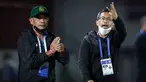 Persaingan klub-klub di putaran kedua BRI Liga 1 musim 2021/2022 semakin memanas. Para juru taktik juga dituntut untuk terus mempersembahkan hasil terbaik untuk timnya. Berikut 4 pelatih lokal yang mampu mempersembahkan hasil apik di putaran kedua BRI Liga 1. (Bola.com/Bagaskara Lazuardi)