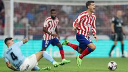 Pemain Celta Vigo Unai Nunez (kiri) berebut bola dengan pemain Atletico Madrid Alvaro Morata pada pertandingan sepak bola Liga Spanyol di Stadion Wanda Metropolitano, Madrid, Spanyol, 10 September 2022. Atletico Madrid menang 4-1. (Thomas COEX/AFP)