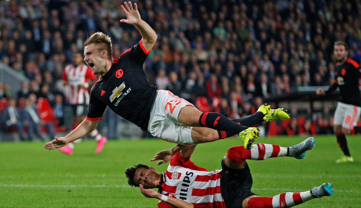 Pemain Manchester United, Luke Shaw, dilanggar pemain PSV, Hector Moreno dalam pertandingan Grup B Liga Champions yang berlangsung di Stadion Philips, Eindhoven, Belanda. Selasa (12/9/2015). (Action Images via Reuters /Andrew Couldridge)