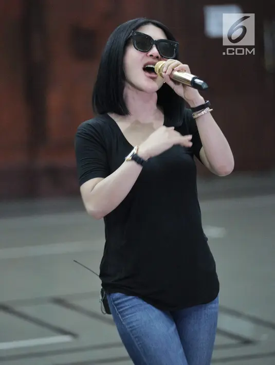 Syahrini saat berlatih vokal dan koreografi di gedung Nyi Ageng Serang, Kuningan, Jakarta, Kamis (18/9). Konser tersebut akan digelar pada Kamis, 20 September 2018 mendatang di Ciputra Artpreneur, Kuningan, Jakarta Selatan. (Liputan6.com/Faizal Fanani)
